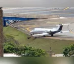 Imagens que circulam nas redes sociais mostram o avião parado rente ao barranco, no fim da pista