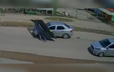 As imagens mostram o suspeito fazendo manobras com o carro para se livrar do portão, que cai depois de alguns metros