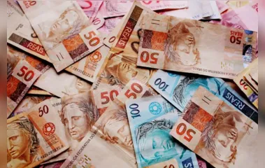Mulher encontra R$ 850 em caixa eletrônico e devolve dinheiro no PR
