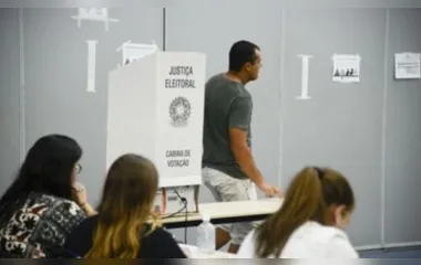 O Tribunal Superior Eleitoral (TSE) garante o direito à votação de quem chegou à fila antes das 17h (horário de Brasília) e está dentro das seções