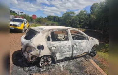 Veículo de roubo 'encomendado' é encontrado queimado em Apucarana