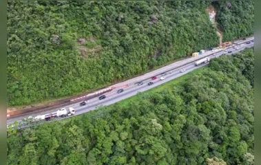 Engavetamento envolve nove veículos na BR-277, no Paraná