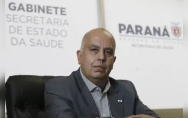 Médico formado pela Pontifícia Universidade Católica do Paraná (PUC-PR), Neves também já atuou como chefe de gabinete da Sesa