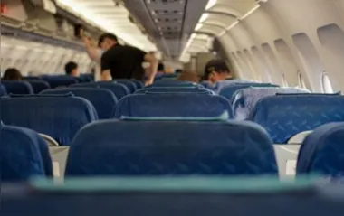 Mulher rouba assento em avião e passageiro irritado se vinga