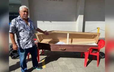 Ricardo colocou um caixão vazio em frente à instituição