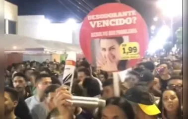 Mulher vende aplicação de desodorante a R$ 1,99 durante Carnaval