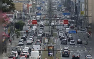 Trânsito nas ruas de Curitiba