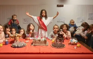 Menina se veste de Jesus e recria Santa Ceia em festa de aniversário