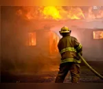 Casa de madeira pegou fogo em Cambira