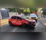 Motorista bateu contra uma árvore mas não ficou ferido