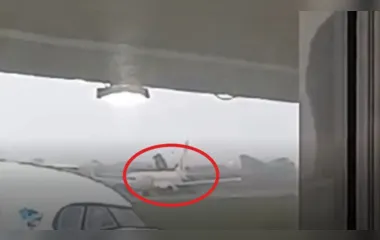Fragmentos de asfalto atingem fuselagem de avião durante decolagem