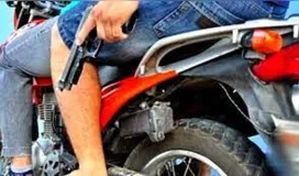 Motociclista supostamente armado rouba morador de Arapongas