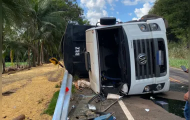 Motorista fica ferido após tombamento de caminhão em Kaloré