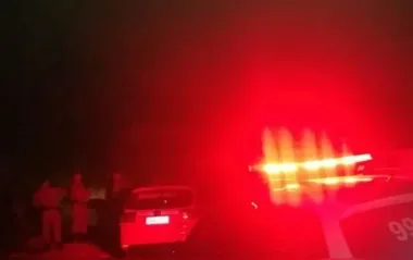 Motorista foge da PM e carro cai dentro de vala em estrada rural