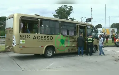 Colisão entre dois ônibus deixa passageiros feridos em Curitiba