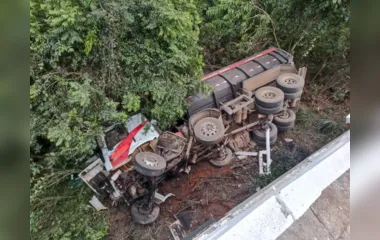 Caminhão tomba sobre ponte e quase cai em rio no Paraná; veja vídeo