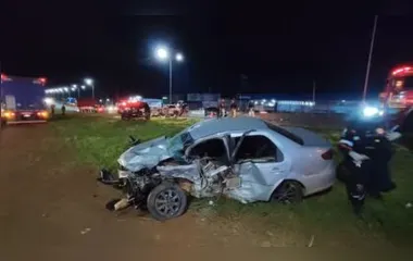 Carro das vítimas atingido pelo veículo que estava em fuga