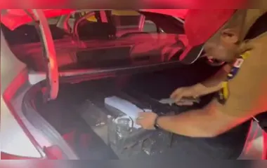 Droga foi encontrada dentro do porta-malas do carro