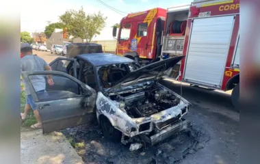 Fiat Tempra pega fogo e fica completamente destruído em Apucarana