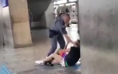 PM bate no rosto de mulher em estação de trem e é afastado; vídeo