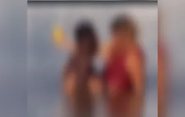 Casal é flagrado tendo relações sexuais próximo a banhistas; vídeo