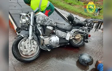 Colisão com 3 veículos deixa piloto de moto de alta cilindrada ferido