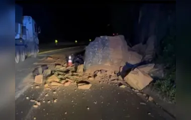 Desmoronamento de rocha interdita BR-277 no Paraná; veja vídeo