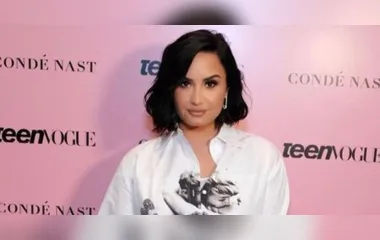 Demi Lovato faz tatuagem com referência aos desafios que enfrentou